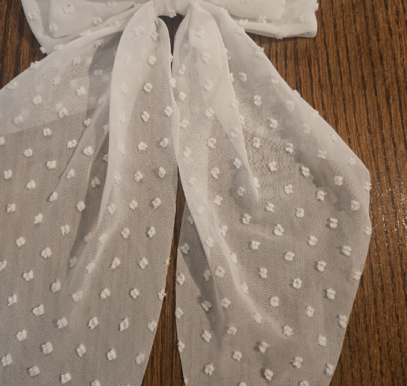 Elegant White Bow Hair Accessory - Picture 2 of 3